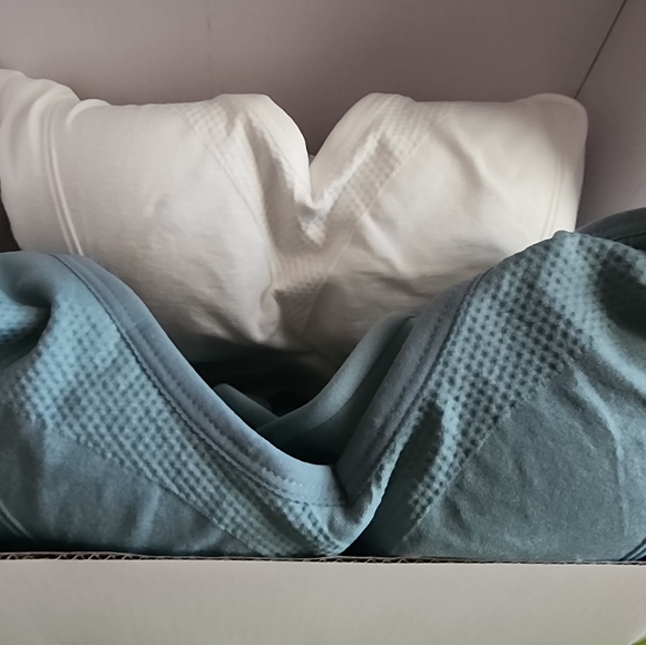 NWT IOB Sports Bras Size M 2 pack - Picture 3 of 4